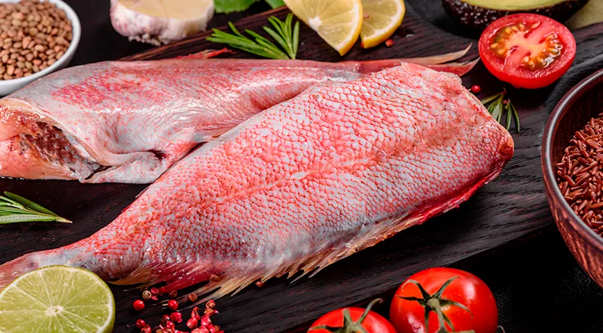Чешуя качественного морского окуня блестящая, серебристо-розовая, без пятен