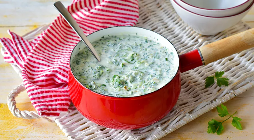 Холодный суп из простокваши с огурцами и зеленью