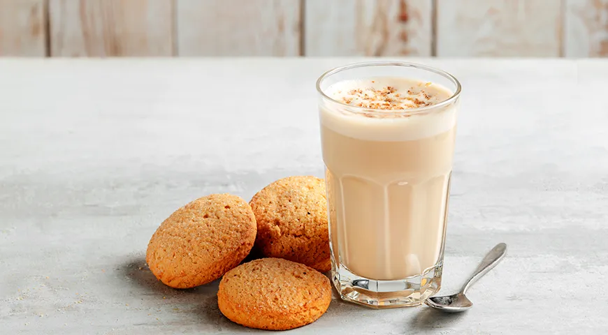 Арахисовый раф максимально раскрывается в дуэте с рассыпчатым песочным печеньем