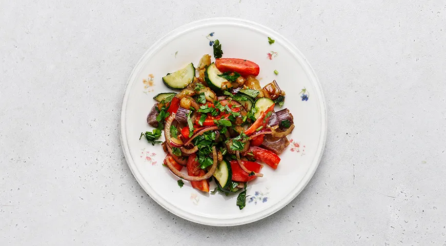 Теплый салат из огурцов, помидоров и баклажанов