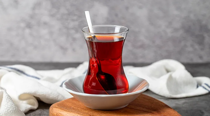 Рекомендуемая суточная норма потребления черного чая без сахара для взрослого составляет до 400–600 мл (2–3 чашки)