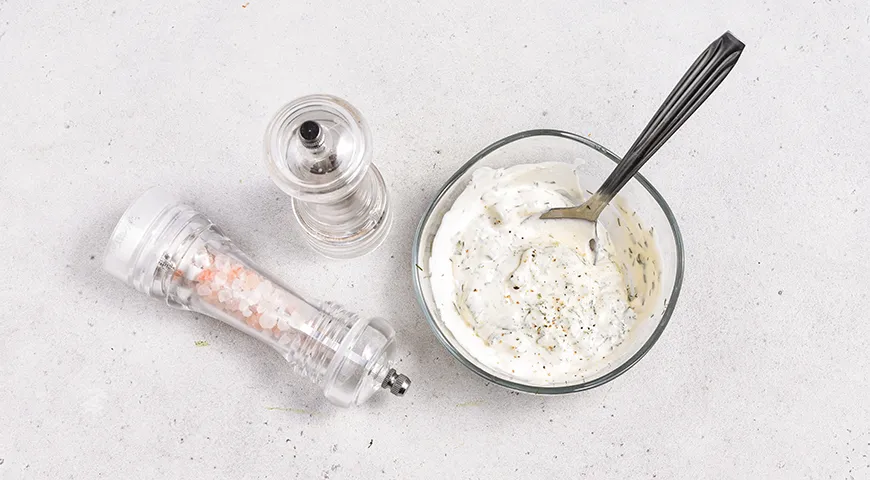 Салат с горошком, кукурузой и колбасой