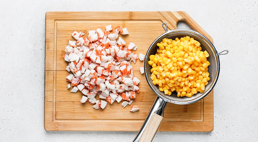 Крабовый салат с картошкой