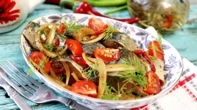 Скумбрия маринованная с овощами и соевым соусом