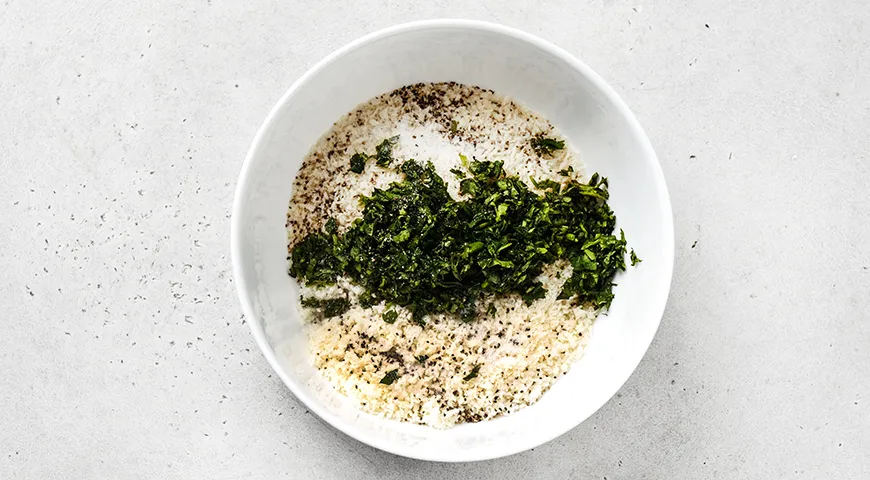 Запеченное куриное филе в панировке из сухарей и сыра