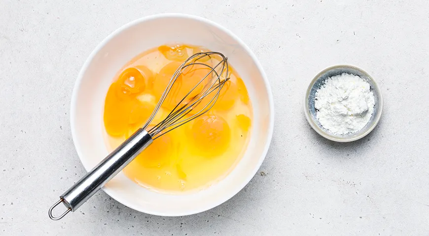 Салат с крабовыми палочками, сыром и яичными блинчиками