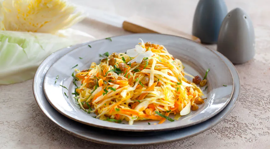 Салат из капусты с морковкой и изюмом, рецепт здесь