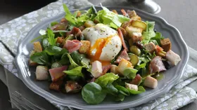 Зеленый салат с колбасой и яйцом-пашот