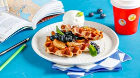 Цельнозерновые вафли с арахисовой пастой, ягодами и мороженым