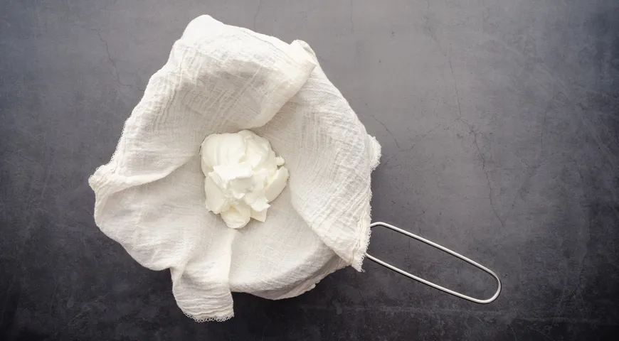 Сквашенное молоко фильтруют, помещая в тканевый мешок для устранения излишков сыворотки, в результате чего и получается сузьма