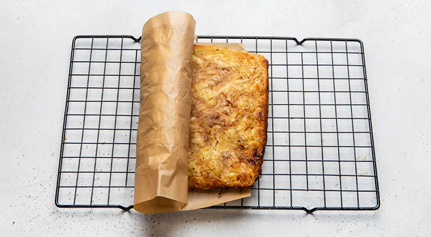 Яблочный рулет на сгущенном молоке