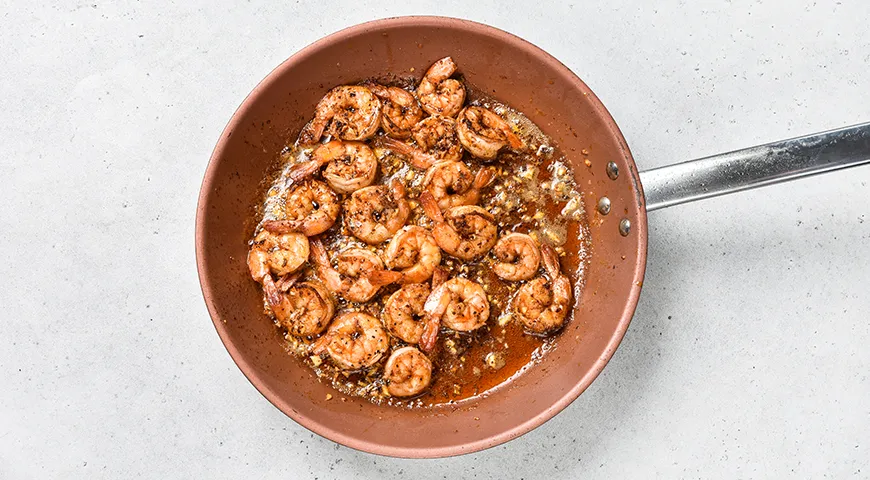 Жаренные на сливочном масле креветки с чесноком