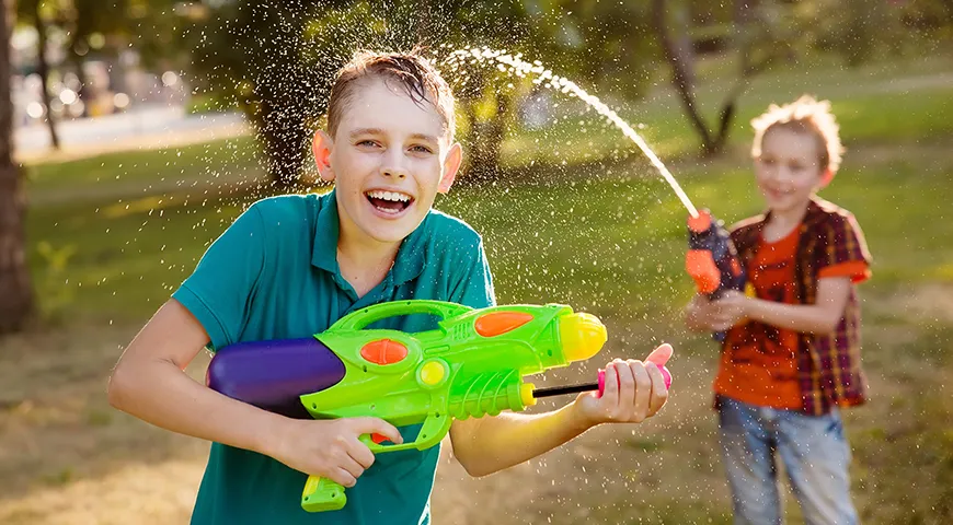 Бой на водяных пистолетах – огонь-развлечение в жаркий день!