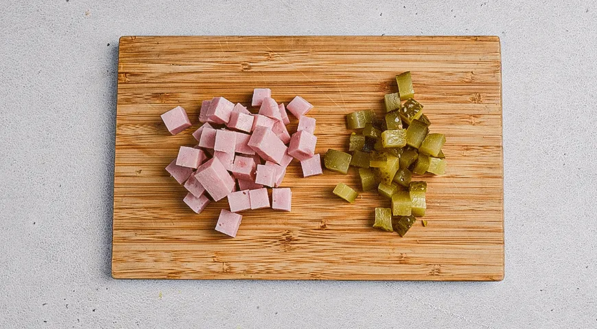 Тарталетка с ветчиной, маринованным огурцом и горчичным соусом