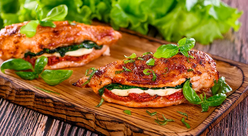 Запеченная куриная грудка — источник легкоусвояемого белка: в 100 г содержится более 23 граммов полноценного протеина со всеми незаменимыми аминокислотами