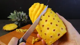 Как красиво нарезать и подать ананас: легкие и простые способы