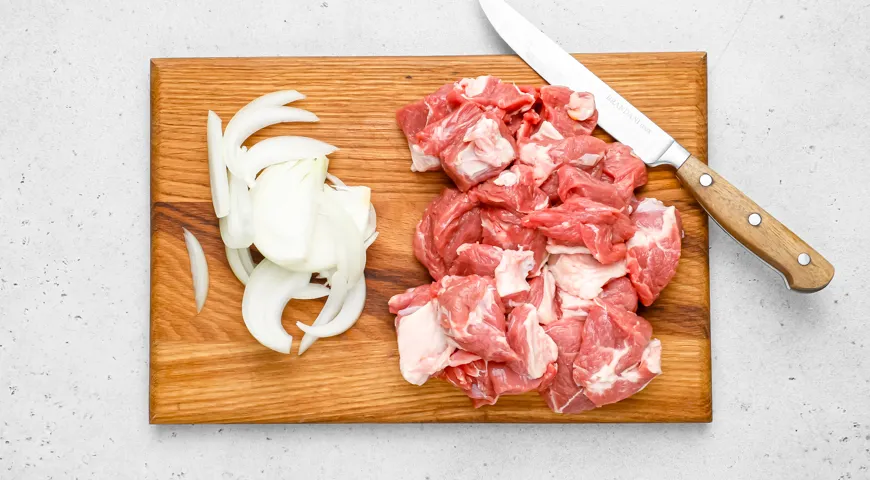 Баранина с картошкой и овощами на сковороде