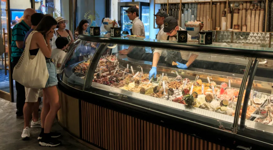 Gelateria Della Palma, известная кондитерская и одно из старейших кафе-мороженых в Риме, Италия. Съёмка 2018 г