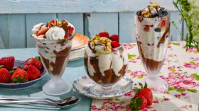 Десерт с мороженым «Сандей»