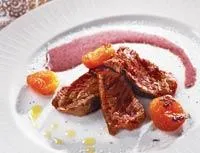 Филе говядины с сушеными абрикосами и соусом из красной фасоли