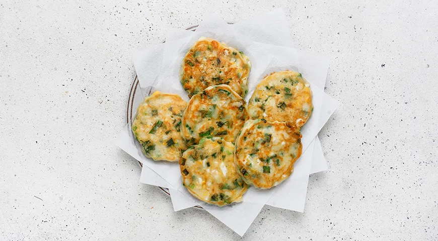 Оладьи на кефире с зеленым луком и яйцом