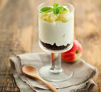 Десерт из хлеба, сливочного крема и печеных яблок