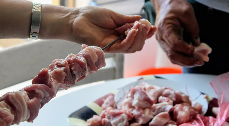Нанизать мясо на шампуры рекомендуем в теплом помещении, а затем аккуратно упаковать и взять с собой