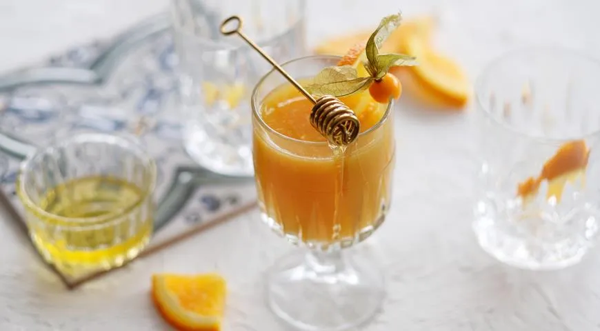 Коктейль Медовое золото: апельсиновый сок + коньяк + амаретто + мёд, рецепт см. здесь