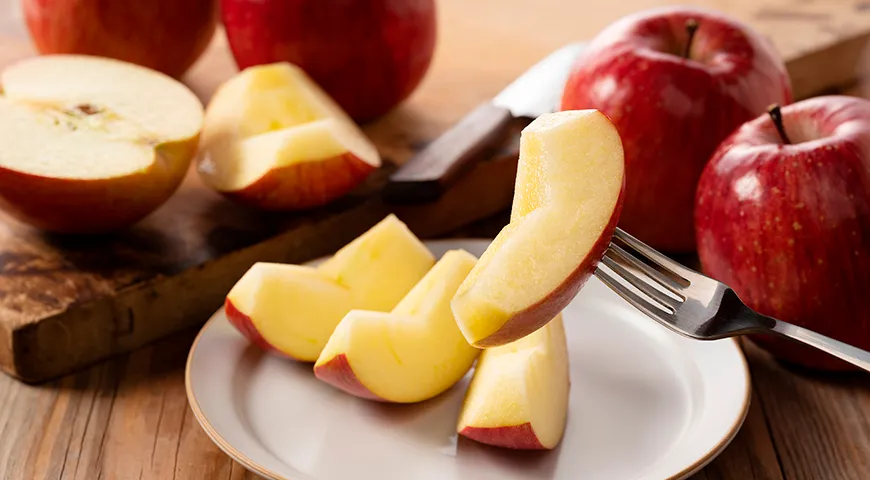 Спелое красное яблоко имеет равномерную окраску (у некоторых сортов — с характерным румянцем) и плотную, но не жесткую текстуру