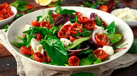 Салаты с вялеными томатами: мясные, рыбные и веганские