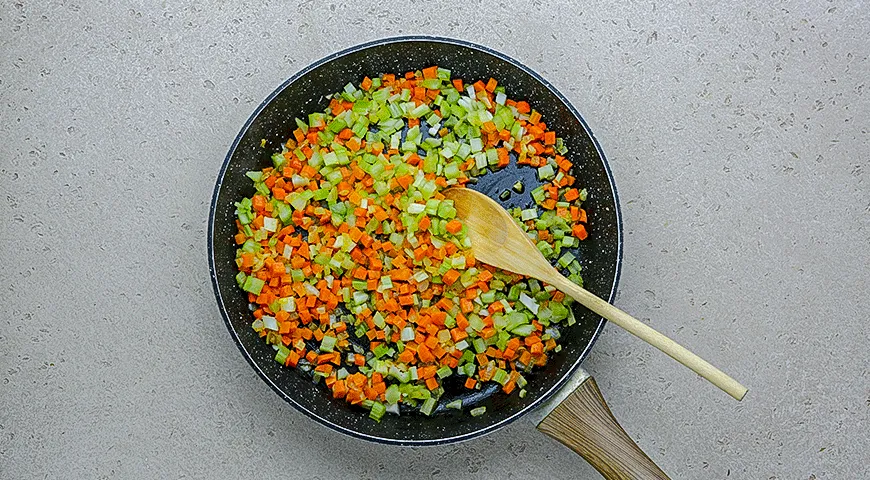 Блины с мясом в томатном соусе