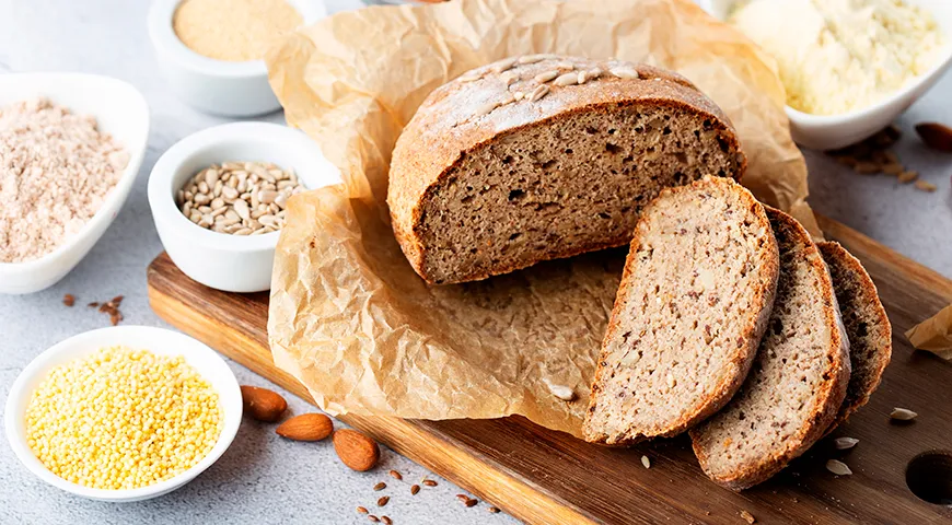  У свежего серого хлеба мякиш внутри должен быть упругим, однородным по цвету — от светло-серого до светло-коричневого