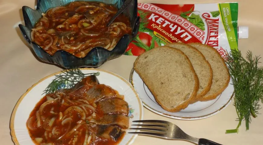 Готовим селёдку с маринованным луком в томатно-укропном маринаде