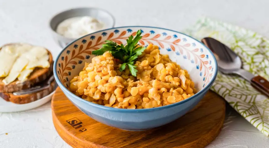 Гороховая каша в кастрюле