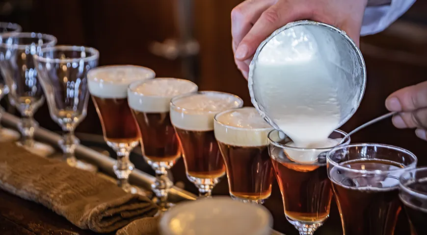 Сливки для ирландского кофе должны быть хорошо охлажденными и взбитыми до текучего крема