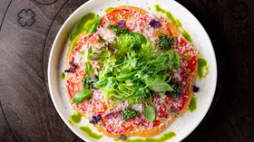 Хит осени: как делают томатное карпаччо с пармезаном и песто за 5 минут