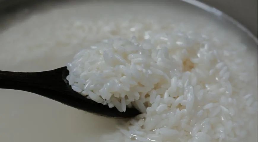 Начало варки риса, получение рисового отвара