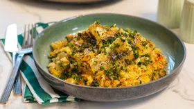 Минтай с рисом и овощами на сковороде
