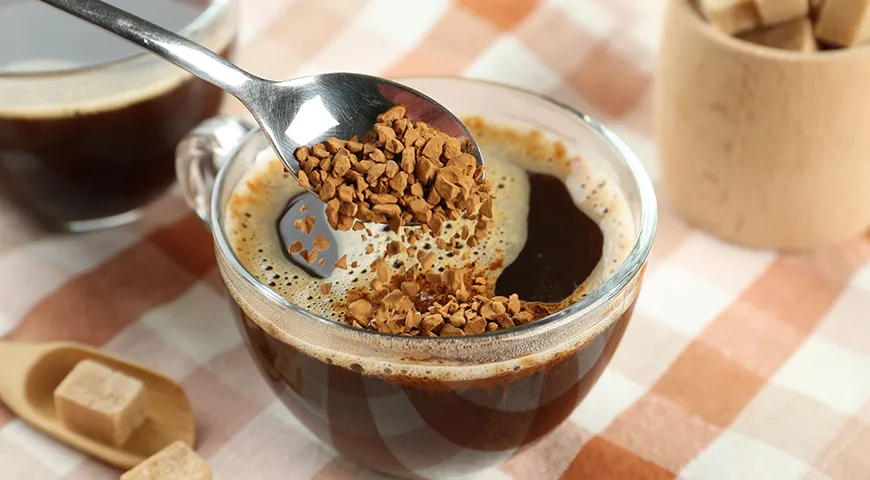 Чтобы заварить растворимый кофе в чашке, нужно сначала налить немного горячей воды, потом насыпать кофе и быстро размешать