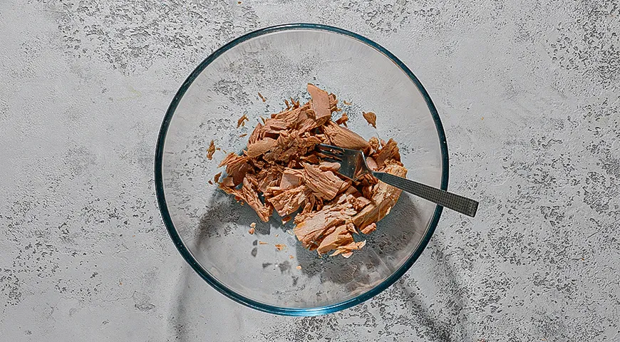 Салат с тунцом и оливками