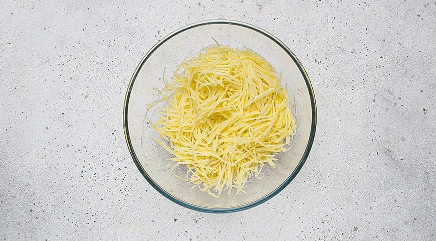 Картофельные гнезда с яйцом и колбасой