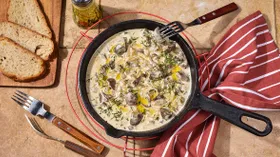 Куриные сердечки, тушенные с солёными огурцами и сметаной