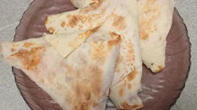 Треугольники с куриным филе, сыром и овощами