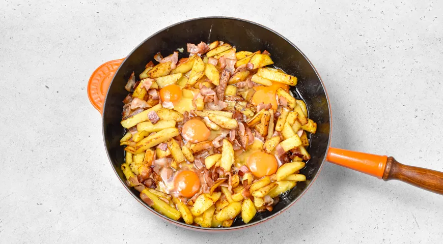 Жареная картошка с беконом и яйцом