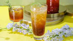 Летний коктейль «Свежесть» из кваса и яблочного сока