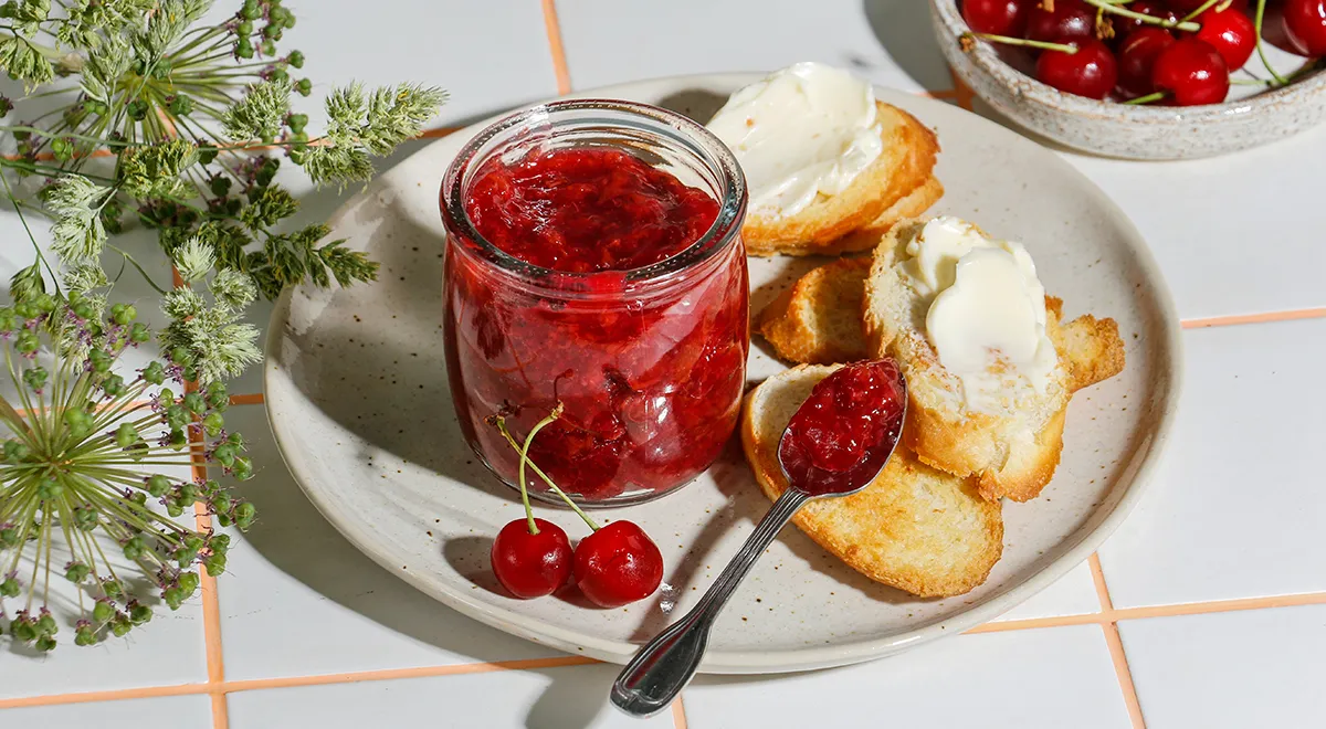 Вкусное солнышко: польза и вред одуванчиков. Что приготовить из листьев,  цветов и корней одуванчика: чай, салат и заменитель кофе — читать на  Gastronom.ru