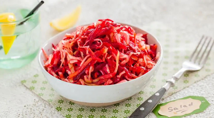 Салат из свежей свеклы, моркови и капусты — рецепт с фото и видео