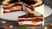 Торт «Сникерс»: кто придумал это лакомство и как его готовить