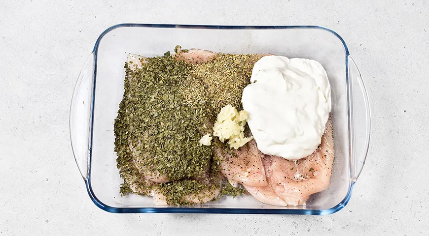 Филе куриное под сыром и помидорами в духовке