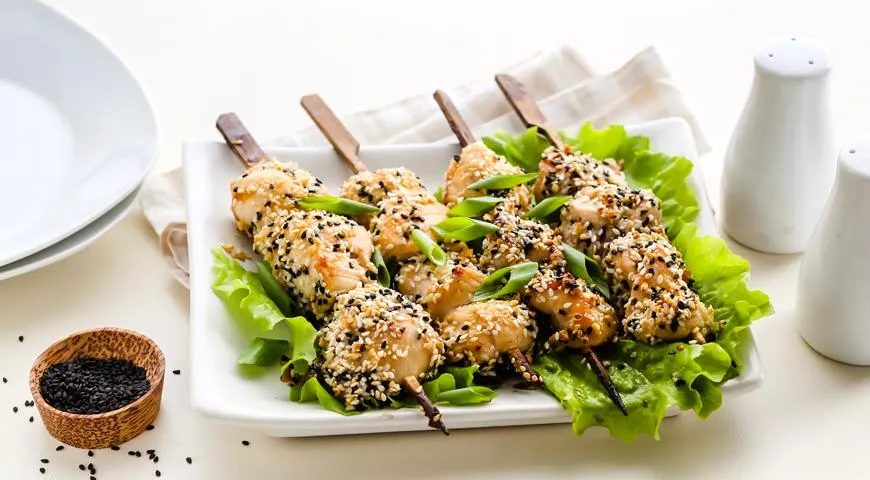Куриные шашлычки в липкой глазури с черной кунжутом